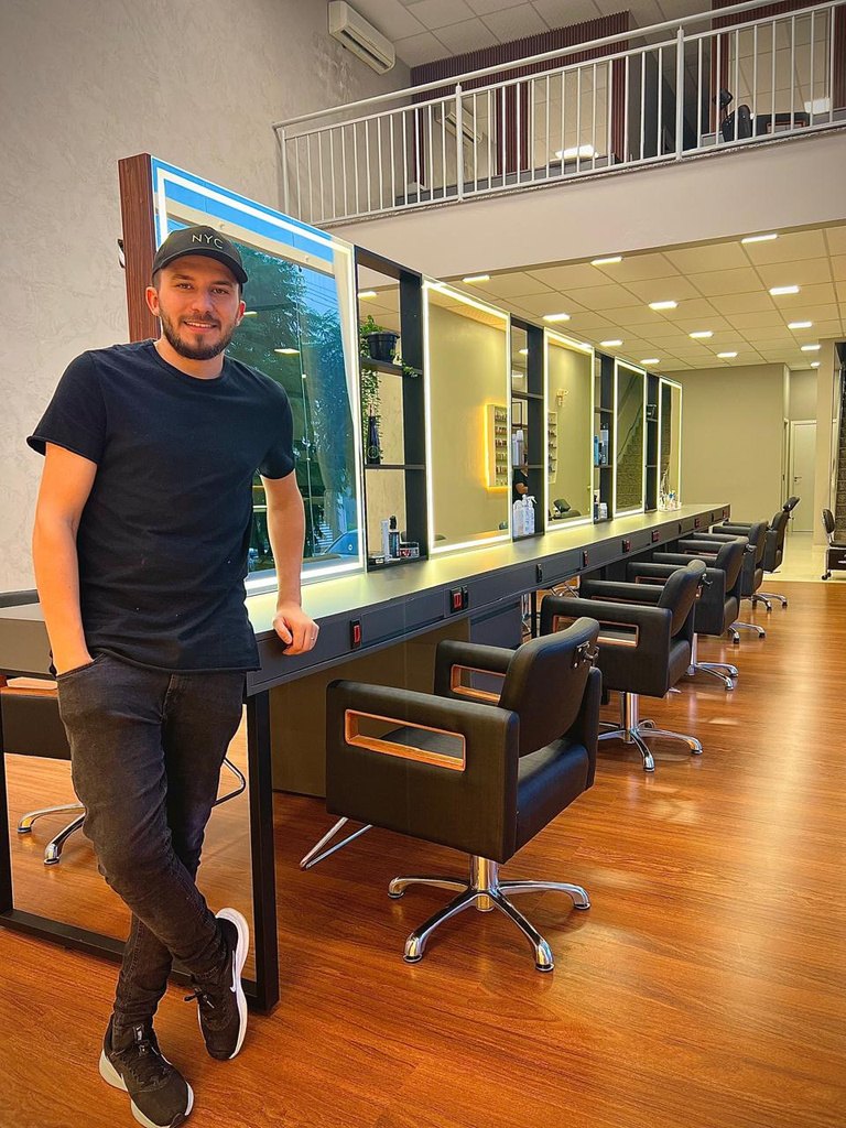 Profissional de cabelo em atendimento no salão